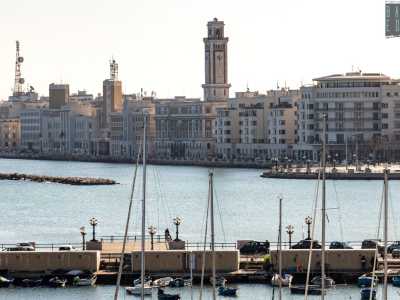 Negli anni 20 si opt� invece per un waterfront pi� monumentale che avrebbe dovuto rappresentare il biglietto da visita dell�imperiosa politica militare ed economica portata avanti dal Fascismo